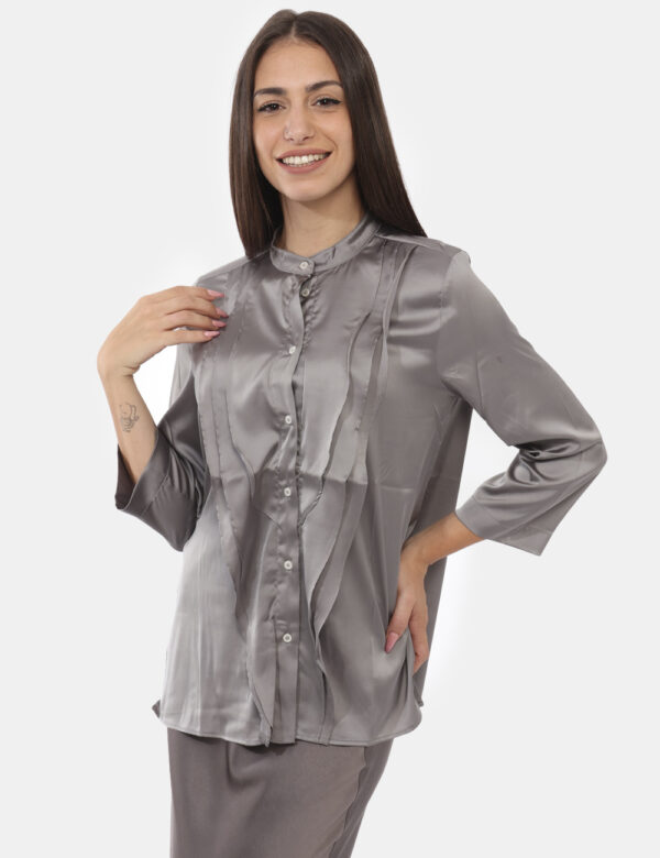 Camicia Emme Marella Grigio - Camicia in total grigio lucido con volant applicato. La vestibilità è morbida e regolabile gra