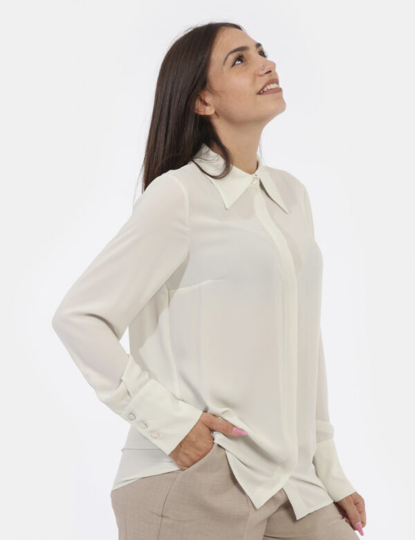 Camicia Materica Bianco - Camicia a maniche lunghe in total bianco sporco. La vestibilità è pratica e regolare con bottoni a