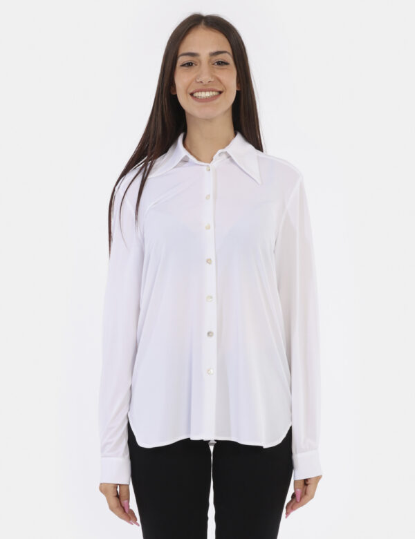 Camicia Materica Bianco - Camicia a maniche lunghe in total bianco lucido. La vestibilità è pratica e regolare con bottoni a