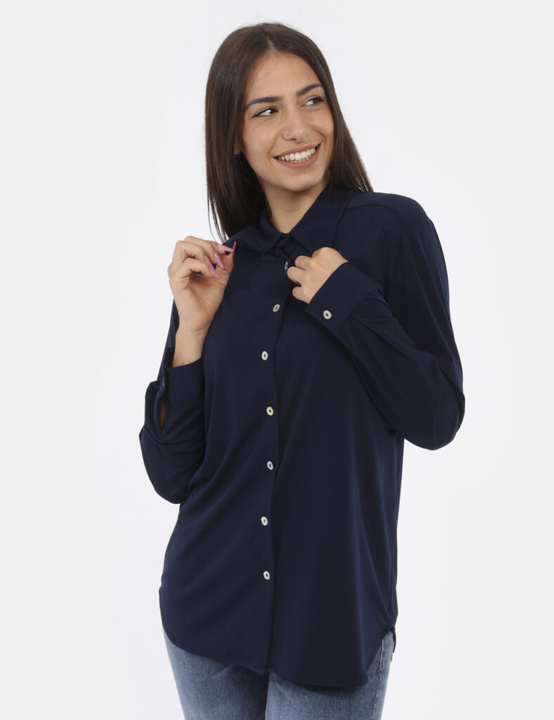 Camicia Materica Blu - Camicia a maniche lunghe in total blu navy. La vestibilità è pratica e regolare con bottoni ad asola