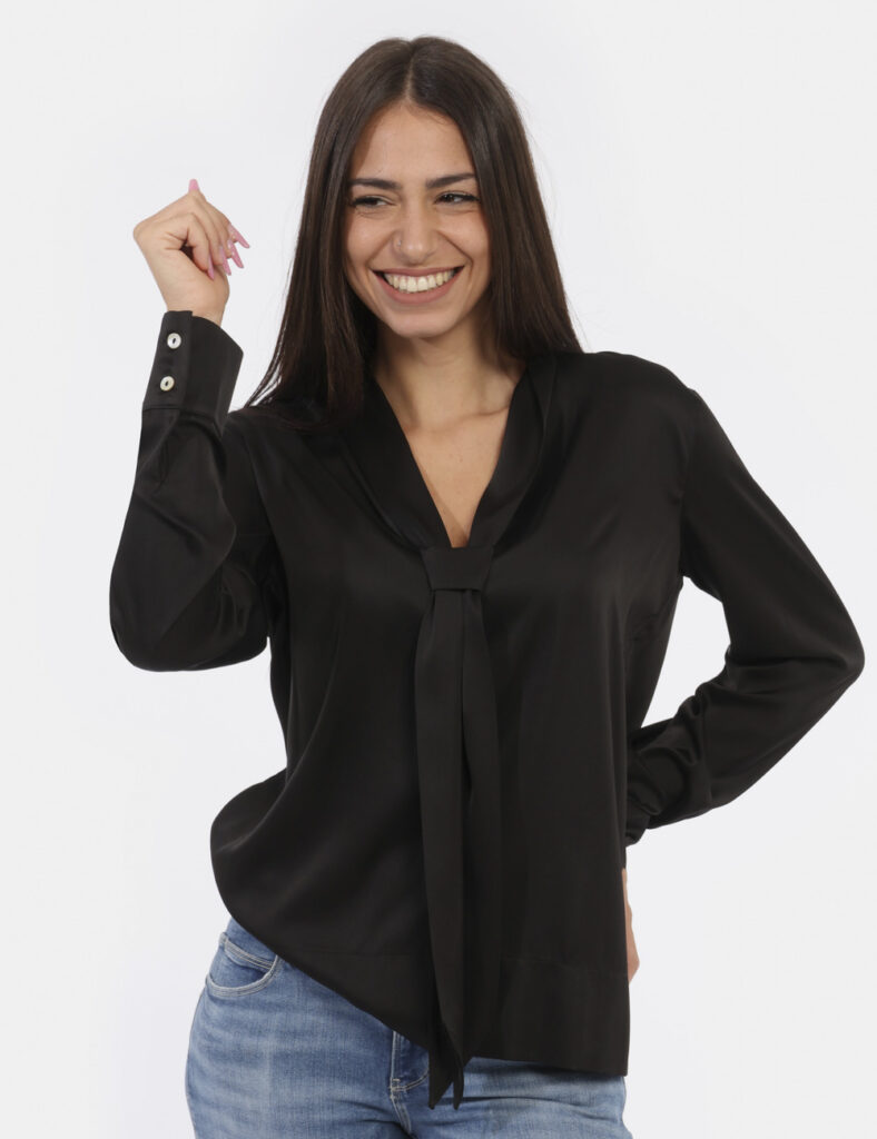 Blusa Materica Nero - Blusa a maniche lunghe in total nero lucido. Ulteriore dettaglio è rappresentato da cravatta morbida i