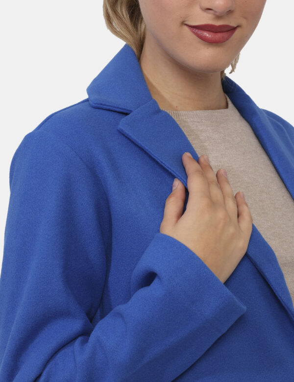 Cappotto Fracomina Blu - Cappotto lungo in total blu elettrico. La vestibilità è morbida e pratica grazie a bottone automati