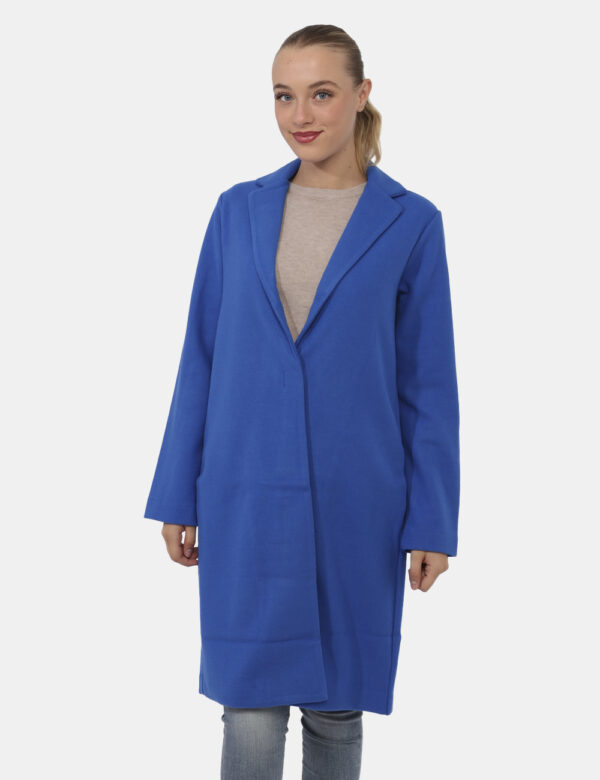 Cappotto Fracomina Blu - Cappotto lungo in total blu elettrico. La vestibilità è morbida e pratica grazie a bottone automati