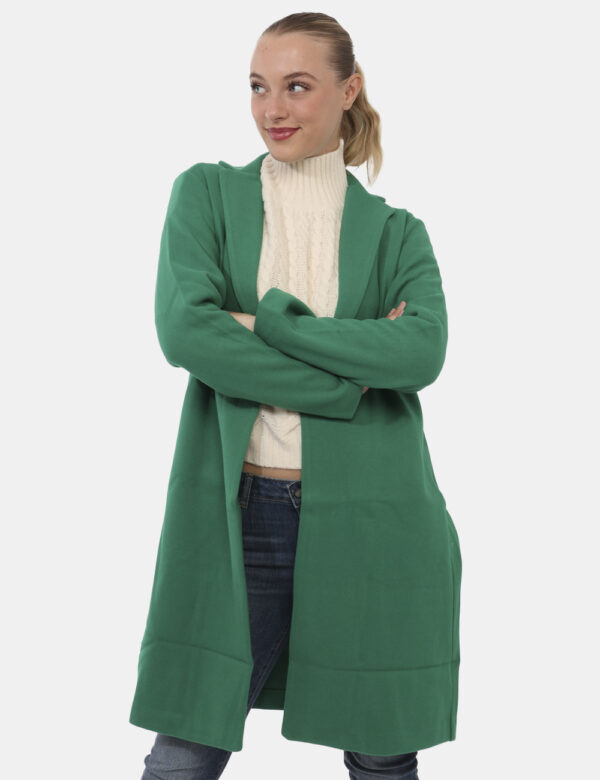 Cappotto Fracomina Verde - Cappotto lungo in total verde brillante. La vestibilità è morbida e pratica grazie a bottone auto