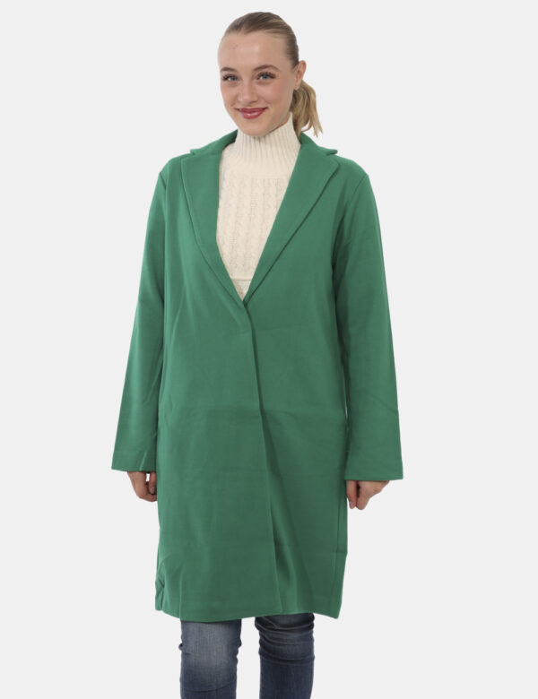 Cappotto Fracomina Verde - Cappotto lungo in total verde brillante. La vestibilità è morbida e pratica grazie a bottone auto