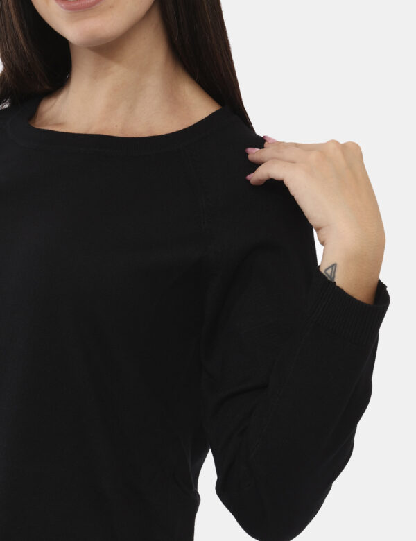 Maglia Emme Marella Nero - Maglione leggero in total nero con girocollo classico e trama semplice. La vestibilità è morbida