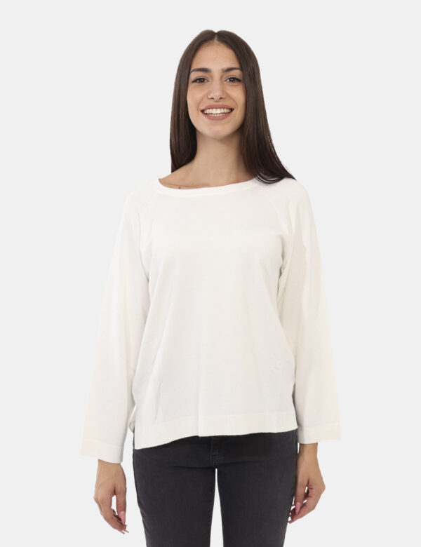 Maglia Emme Marella Bianco - Maglione leggero in total bianco con girocollo classico e trama semplice. La vestibilità è morb