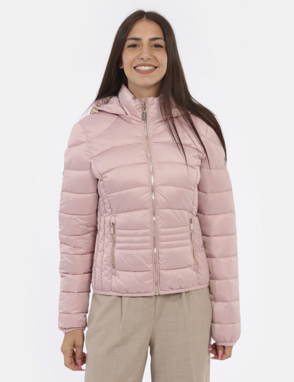 Piumino Yes Zee Rosa - Piumino leggero con cappuccio in total rosa chiaro. Presenti tasche a taglio trasversale con chiusura