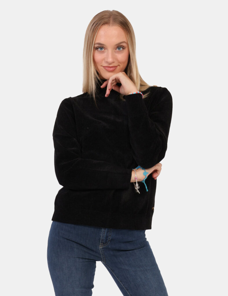 Maglione Yes Zee Nero - Maglione con collo alto in total nero. La vestibilità è morbida e regolare. Il maglione è adatto per