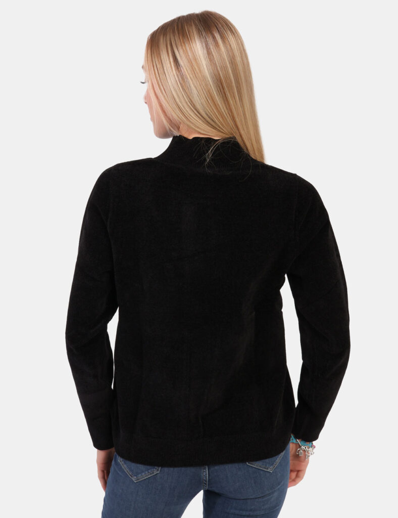 Maglione Yes Zee Nero - Maglione con collo alto in total nero. La vestibilità è morbida e regolare. Il maglione è adatto per