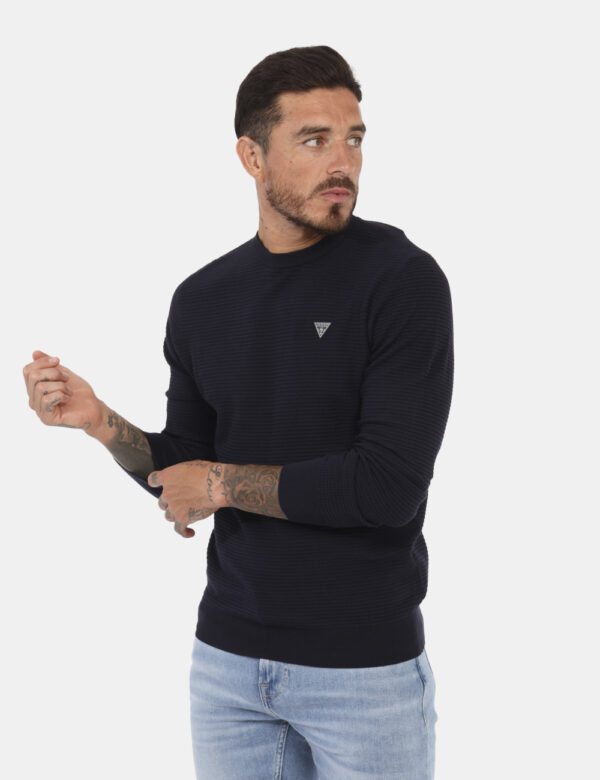 Maglione Guess Blu - Maglione classico leggero in total blu navy con trama lavorata. La vestibilità è morbida e regolare. Il