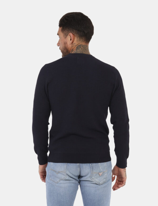 Maglione Guess Blu - Maglione classico leggero in total blu navy con trama lavorata. La vestibilità è morbida e regolare. Il