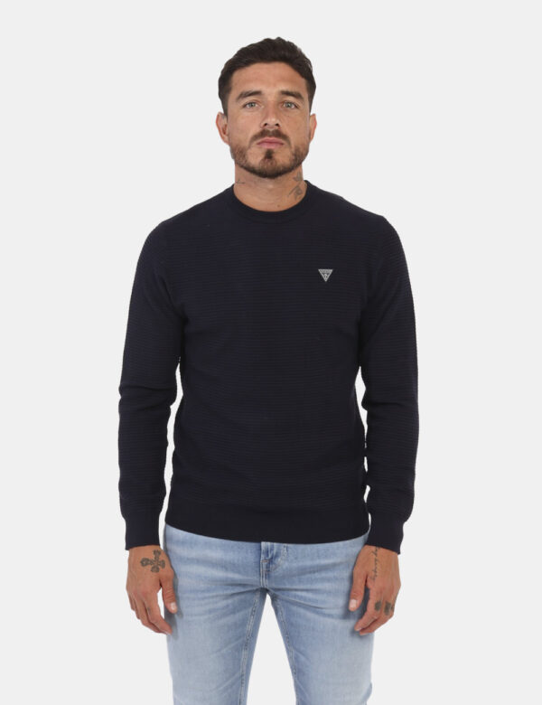 Maglione Guess Blu - Maglione classico leggero in total blu navy con trama lavorata. La vestibilità è morbida e regolare. Il