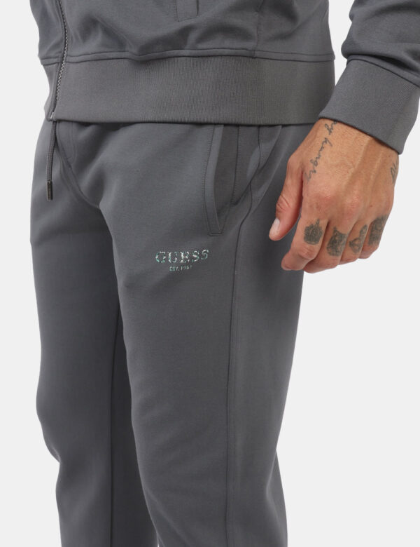 Pantaloni Guess Grigio - L’articolo appartiene al campionario esclusivo di stagione: pezzo unicoCod. art. M4YB24KCBR2 GS CVV