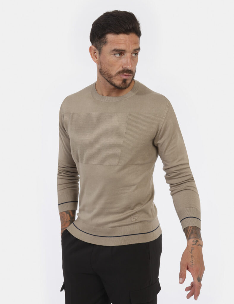 Maglione Yes Zee Beige - Maglione leggero classico in total beige fango. La trama è leggermente lavorata e la vestibilità è