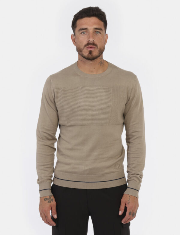 Maglione Yes Zee Beige - Maglione leggero classico in total beige fango. La trama è leggermente lavorata e la vestibilità è