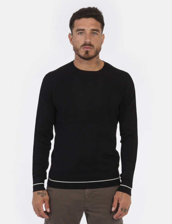 Maglione Yes Zee Nero - Maglione leggero classico in total nero. La trama è leggermente lavorata e la vestibilità è morbida