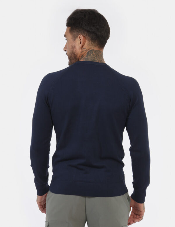 Maglione Yes Zee Blu - Maglione leggero classico in total blu navy. La trama è leggermente lavorata e la vestibilità è morbi