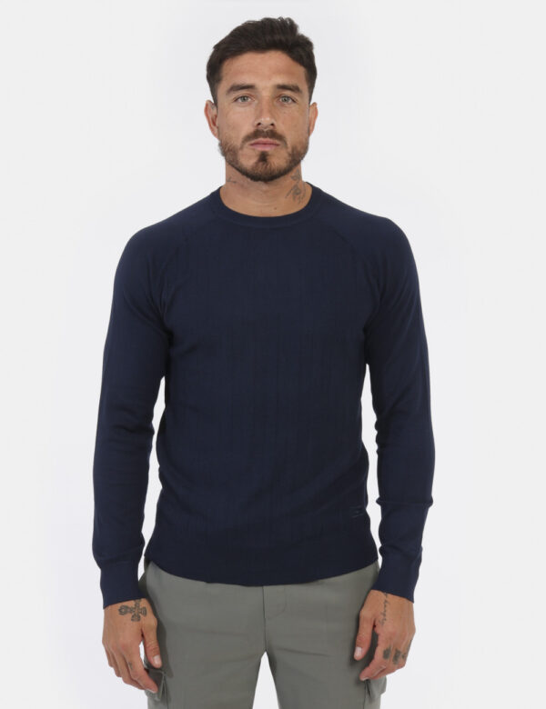 Maglione Yes Zee Blu - Maglione leggero classico in total blu navy. La trama è leggermente lavorata e la vestibilità è morbi