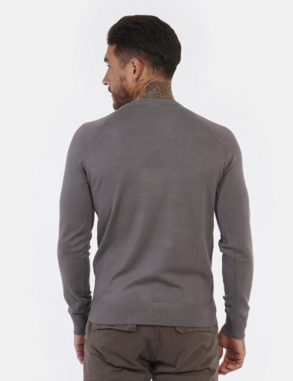 Maglione Yes Zee Grigio - Maglione leggero classico in total grigio. La trama è leggermente lavorata e la vestibilità è morb