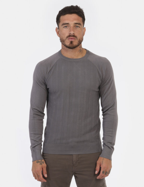 Maglione Yes Zee Grigio - Maglione leggero classico in total grigio. La trama è leggermente lavorata e la vestibilità è morb