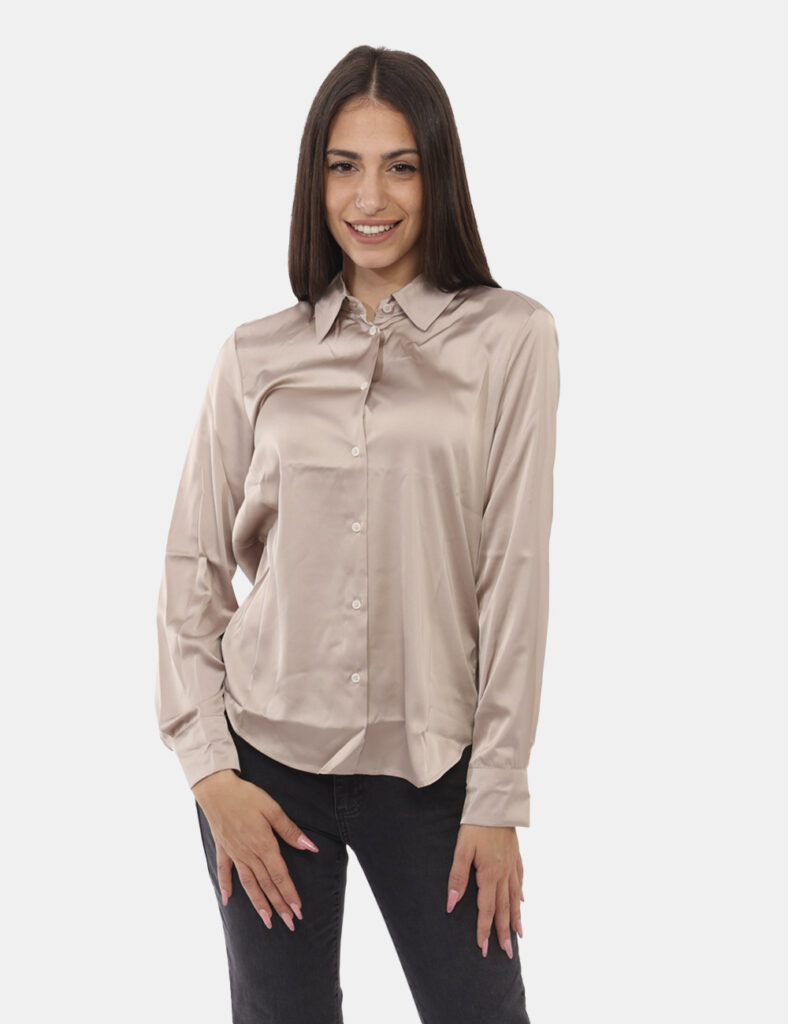 Camicia Emme Marella Beige - Camicia in total beige lucido. La vestibilità è morbida e pratica grazie a bottoni ad asola in