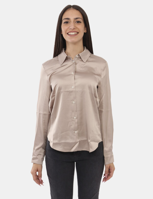 Camicia Emme Marella Beige - Camicia in total beige lucido. La vestibilità è morbida e pratica grazie a bottoni ad asola in