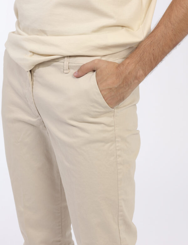 Pantaloni Concept83 Beige - Pantaloni in cotone ed in total beige avorio con tasche a taglio trasversale e fake tasche sul r