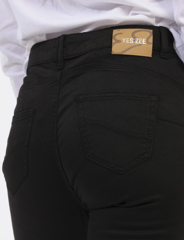 Pantaloni Yes Zee Nero - Pantaloni stretti simil jeans in total nero. Presenti tasche sagomate sul fronte e tasche a toppa s