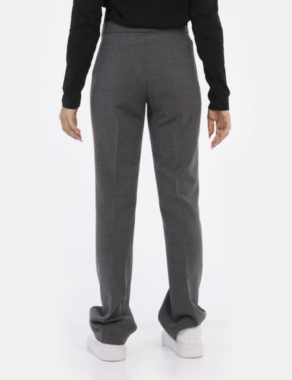 Pantaloni Yes Zee Grigio - Pantaloni morbidi eleganti in total grigio antracite. La vestibilità è morbida e pratica grazie a