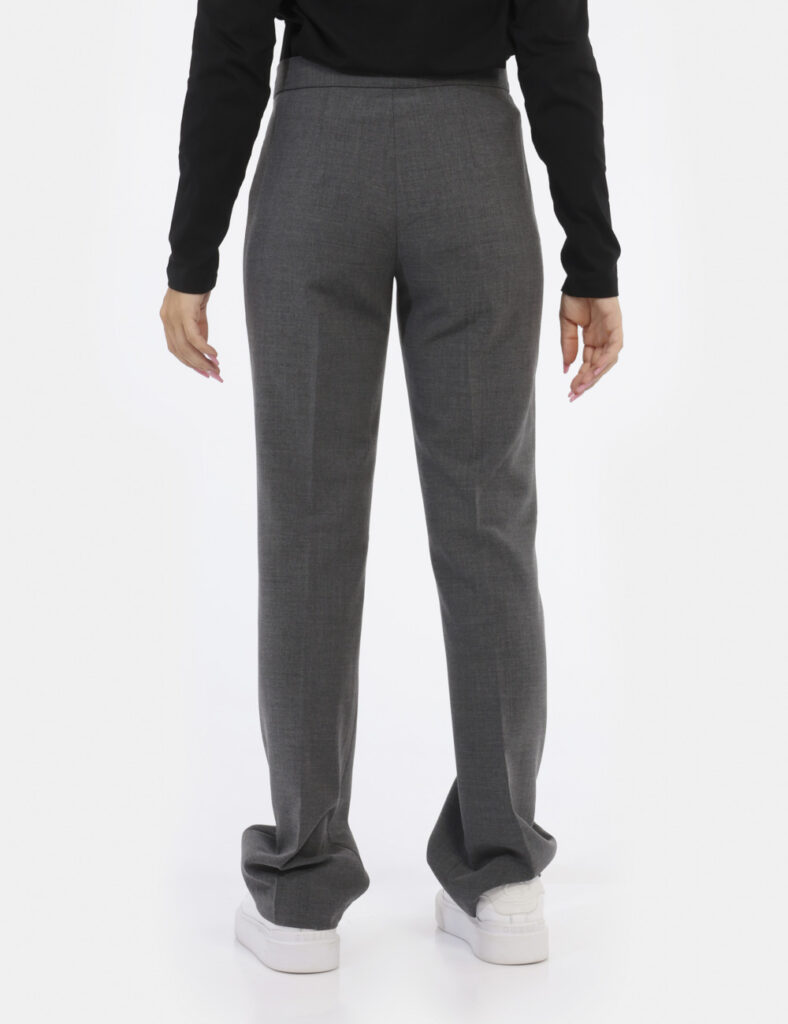 Pantaloni Yes Zee Grigio - Pantaloni morbidi eleganti in total grigio antracite. La vestibilità è morbida e pratica grazie a