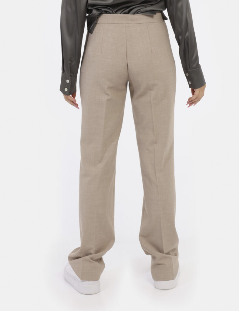 Pantaloni Yes Zee Beige - Pantaloni morbidi eleganti in total beige. La vestibilità è morbida e pratica grazie a zip più bot