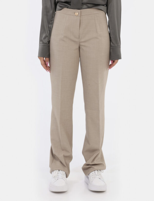 Pantaloni Yes Zee Beige - Pantaloni morbidi eleganti in total beige. La vestibilità è morbida e pratica grazie a zip più bot