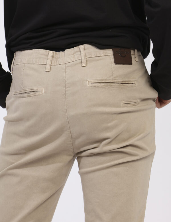 Pantaloni Concept83 Beige - Pantaloni in cotone simil jeans in total beige. Presenti tasche a taglio trasversale e fake tasc