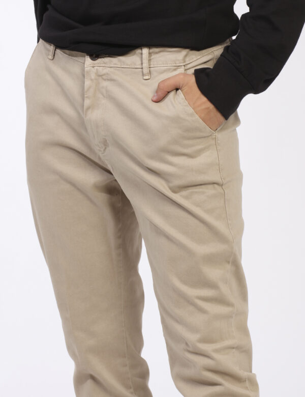 Pantaloni Concept83 Beige - Pantaloni in cotone simil jeans in total beige. Presenti tasche a taglio trasversale e fake tasc