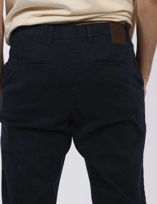 Pantaloni Concept83 Blu - Pantaloni in cotone simil jeans in total blu navy. Presenti tasche a taglio trasversale e fake tas