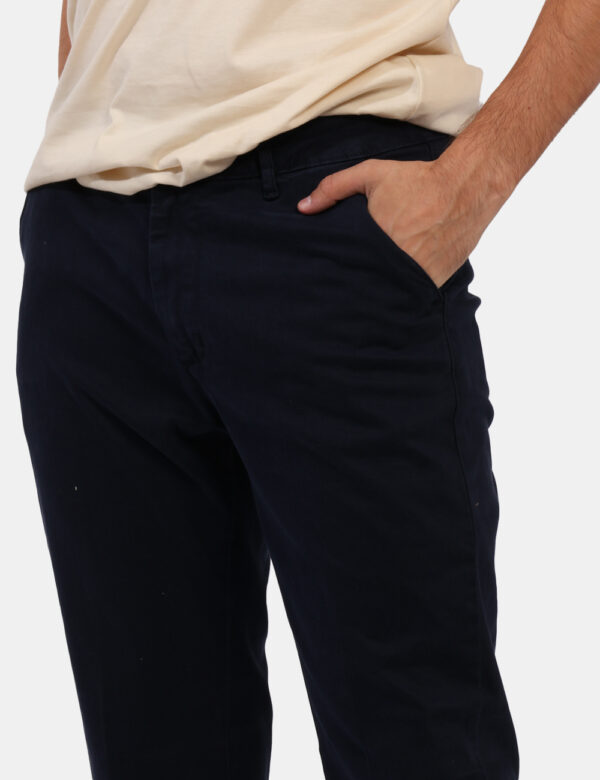 Pantaloni Concept83 Blu - Pantaloni in cotone simil jeans in total blu navy. Presenti tasche a taglio trasversale e fake tas