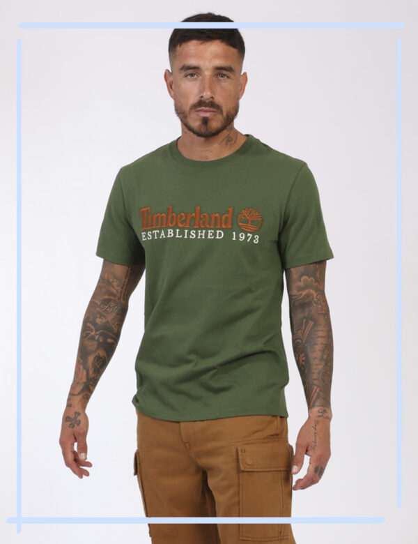 T-shirt Timberland Verde - L’articolo appartiene al campionario esclusivo di stagione: pezzo unicoCod. art. TB0A6SE1 B CVVi