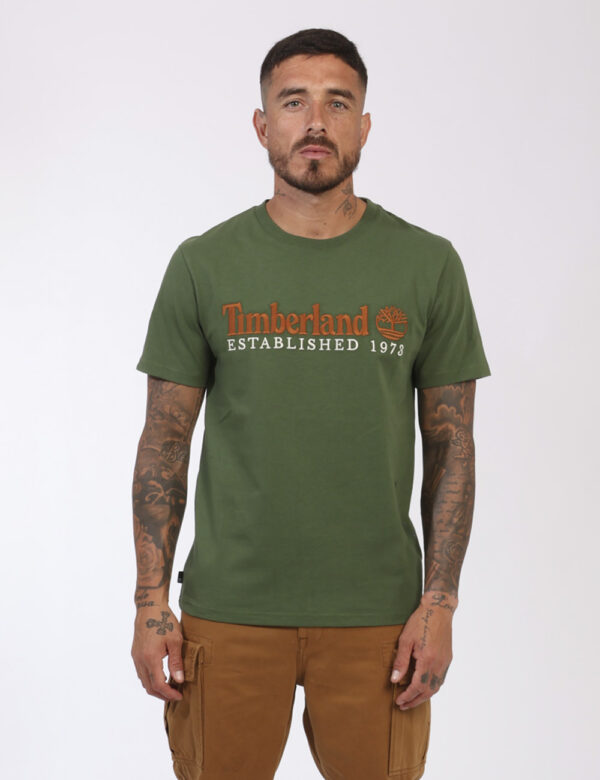 T-shirt Timberland Verde - L’articolo appartiene al campionario esclusivo di stagione: pezzo unicoCod. art. TB0A6SE1 B CVVi