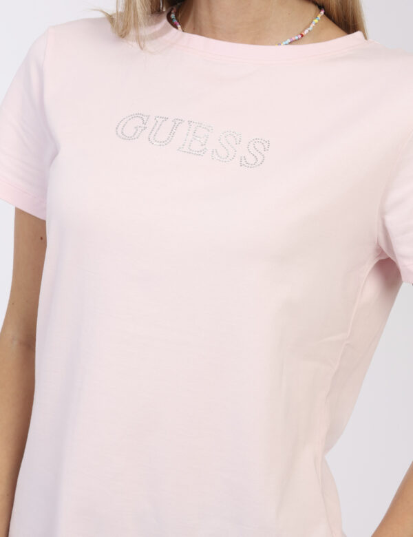 T-shirt Guess Rosa - T-shirt classica in total rosa chiaro con stampa logo brand in glitter. La vestibilità è morbida e rego