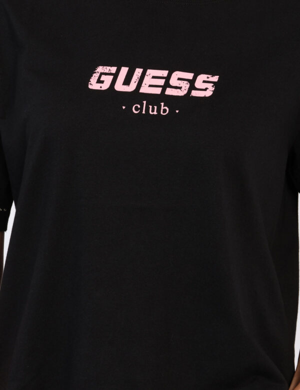 T-shirt Guess Nero - T-shirt classica in total nero con stampa logo brand in rosa. La vestibilità è morbida e regolare. La t