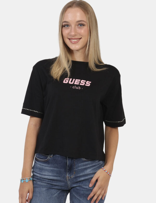 T-shirt Guess Nero - T-shirt classica in total nero con stampa logo brand in rosa. La vestibilità è morbida e regolare. La t