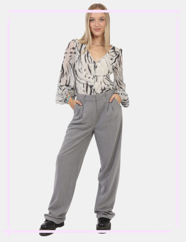 Pantaloni Guess Grigio - L’articolo appartiene al campionario esclusivo di stagione: pezzo unicoCod. art. W4BB02WGIF2 GS CVV