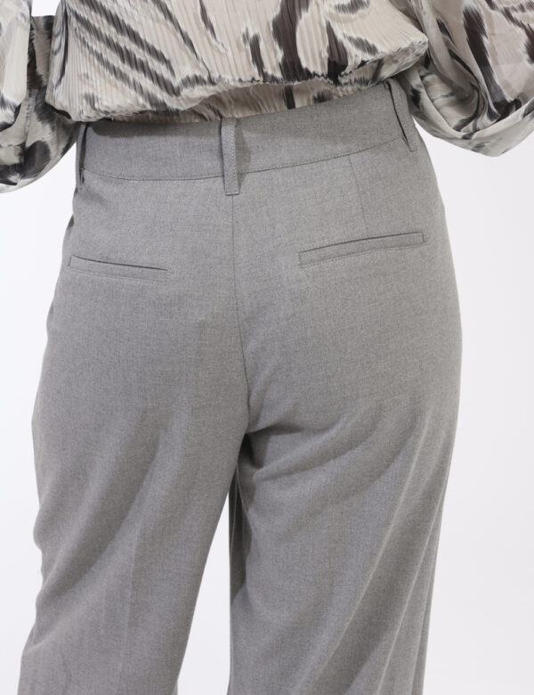 Pantaloni Guess Grigio - L’articolo appartiene al campionario esclusivo di stagione: pezzo unicoCod. art. W4BB02WGIF2 GS CVV