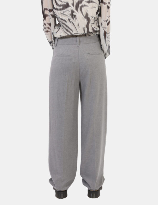 Pantaloni Guess Grigio - L’articolo appartiene al campionario esclusivo di stagione: pezzo unicoCod. art. W4BB02WGIF2 GS CVV