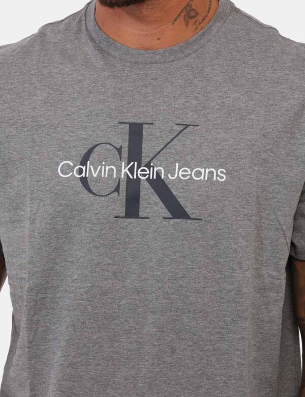 T-shirt Calvin Klein Grigio - T-shirt classica in total grigio con big stampa logo brand in tinta coordinata. La vestibilità