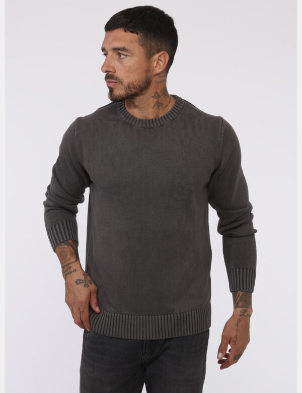 Maglione Goha Grigio - Maglione girocollo in total grigio con trama intrecciata. La vestibilità è regolare. Il maglione è ad