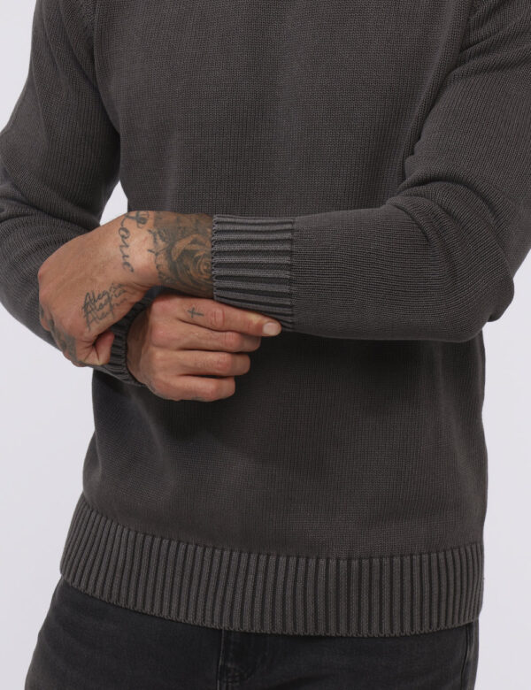 Maglione Goha Grigio - Maglione girocollo in total grigio con trama intrecciata. La vestibilità è regolare. Il maglione è ad