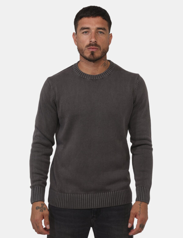 Maglione Goha Grigio - Maglione girocollo in total grigio con trama intrecciata. La vestibilità è regolare. Il maglione è ad