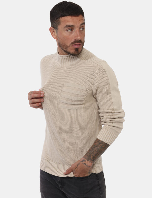 Maglione Goha Beige - Maglione collo alto in total beige con trama intrecciata. La vestibilità è regolare. Il maglione è ada